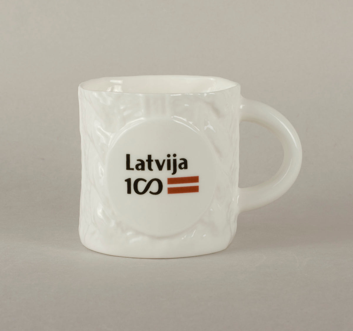LV100. Adīta kafijas krūze 1