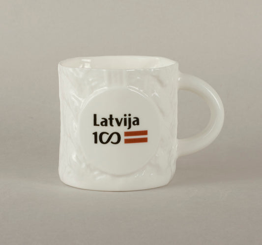 LV100. Adīta kafijas krūze 1