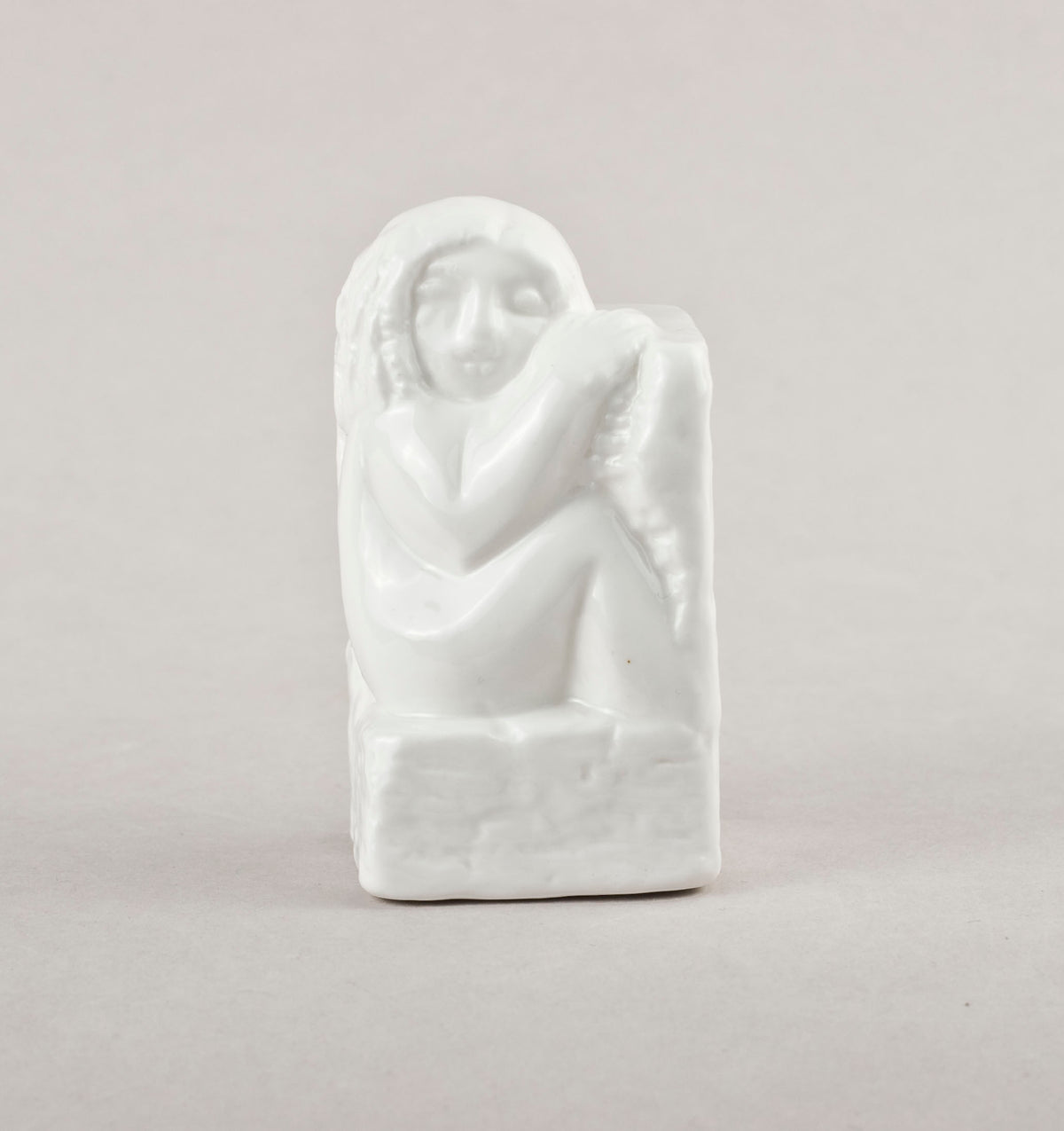 Porcelāna Sieviete akmenī