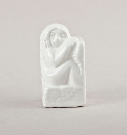 Porcelāna Sieviete akmenī