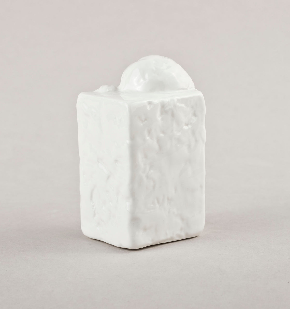 Porcelāna Sieviete akmenī